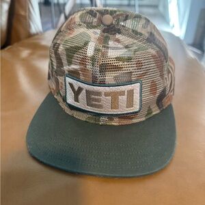 YETI Camo Logo Badge Hat - Green